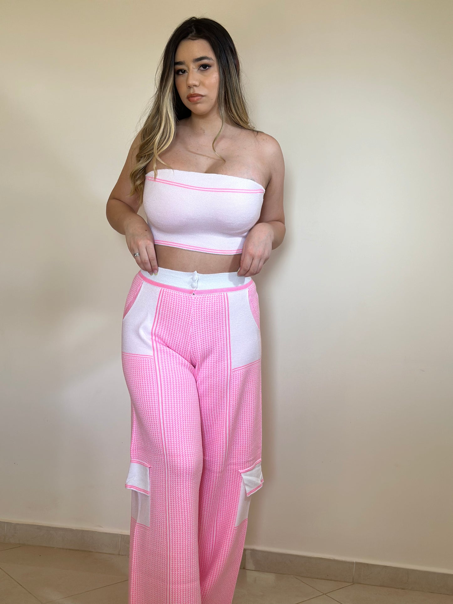 Conjunto calça e top rosa com branco