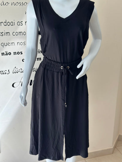 Conjunto saia midi fenda e camiseta regata com decote em V