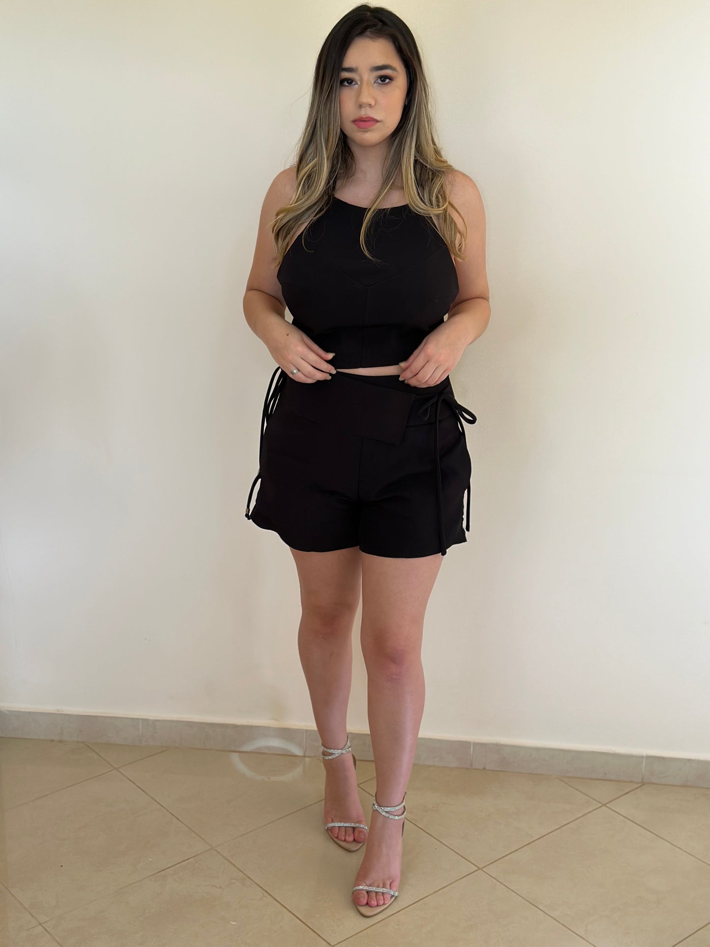 Conjunto top assimétrico e short preto