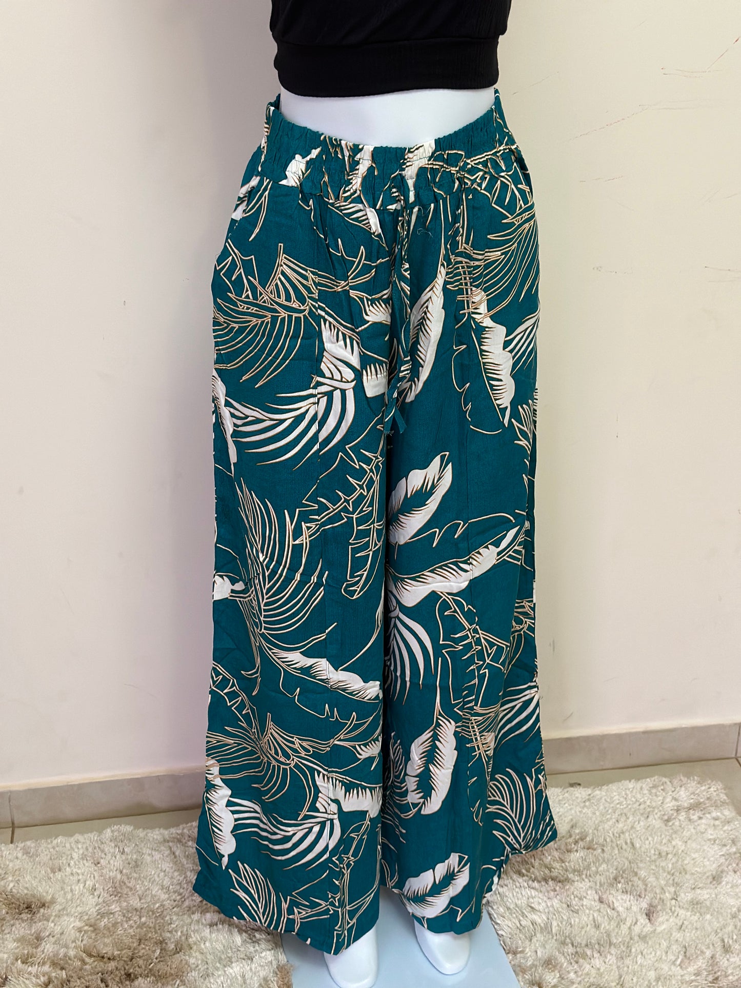 Calça pantalona estampada com elástico na cintura