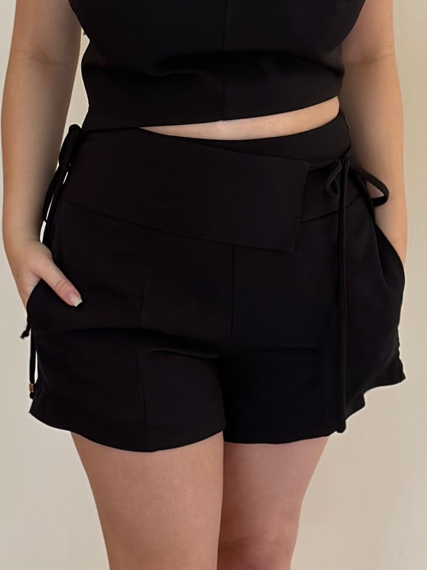 Conjunto top assimétrico e short preto