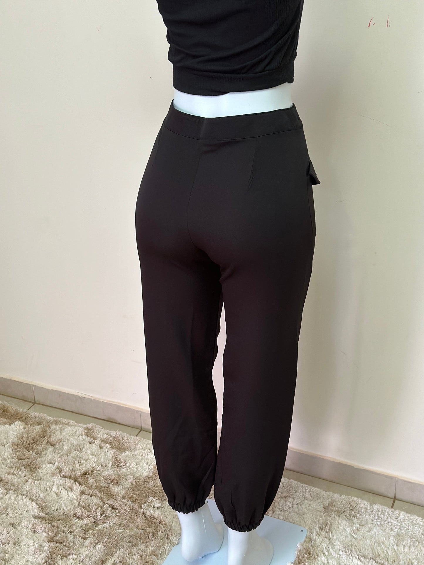 Calça zíper lateral detalhe bolso