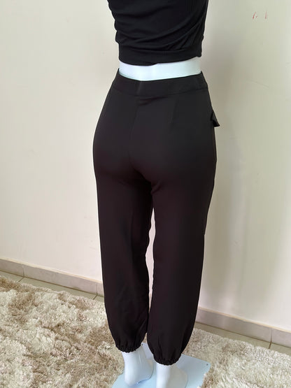 Calça zíper lateral detalhe bolso