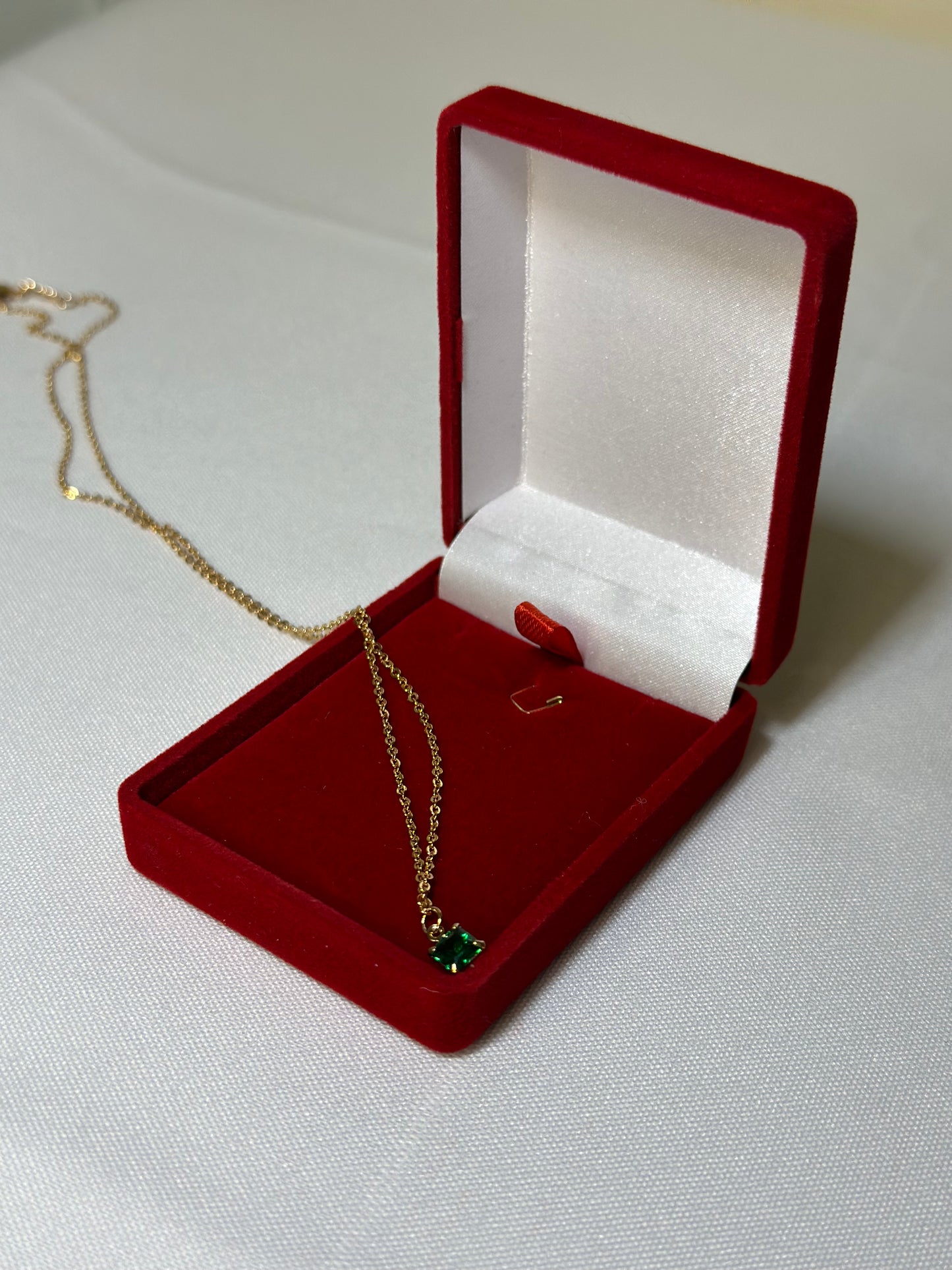 Cordão folheado a ouro 18K com pedra zircônia