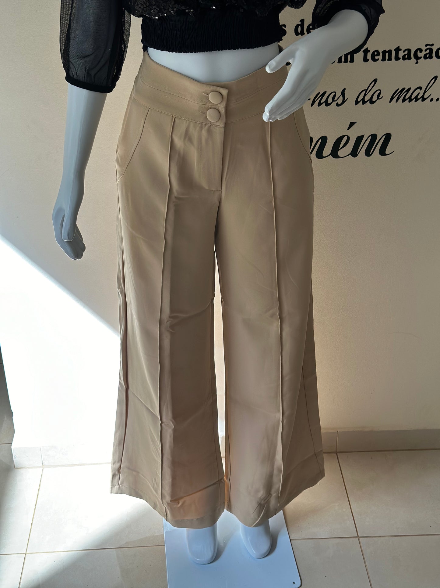 Calça pantalona dois botões