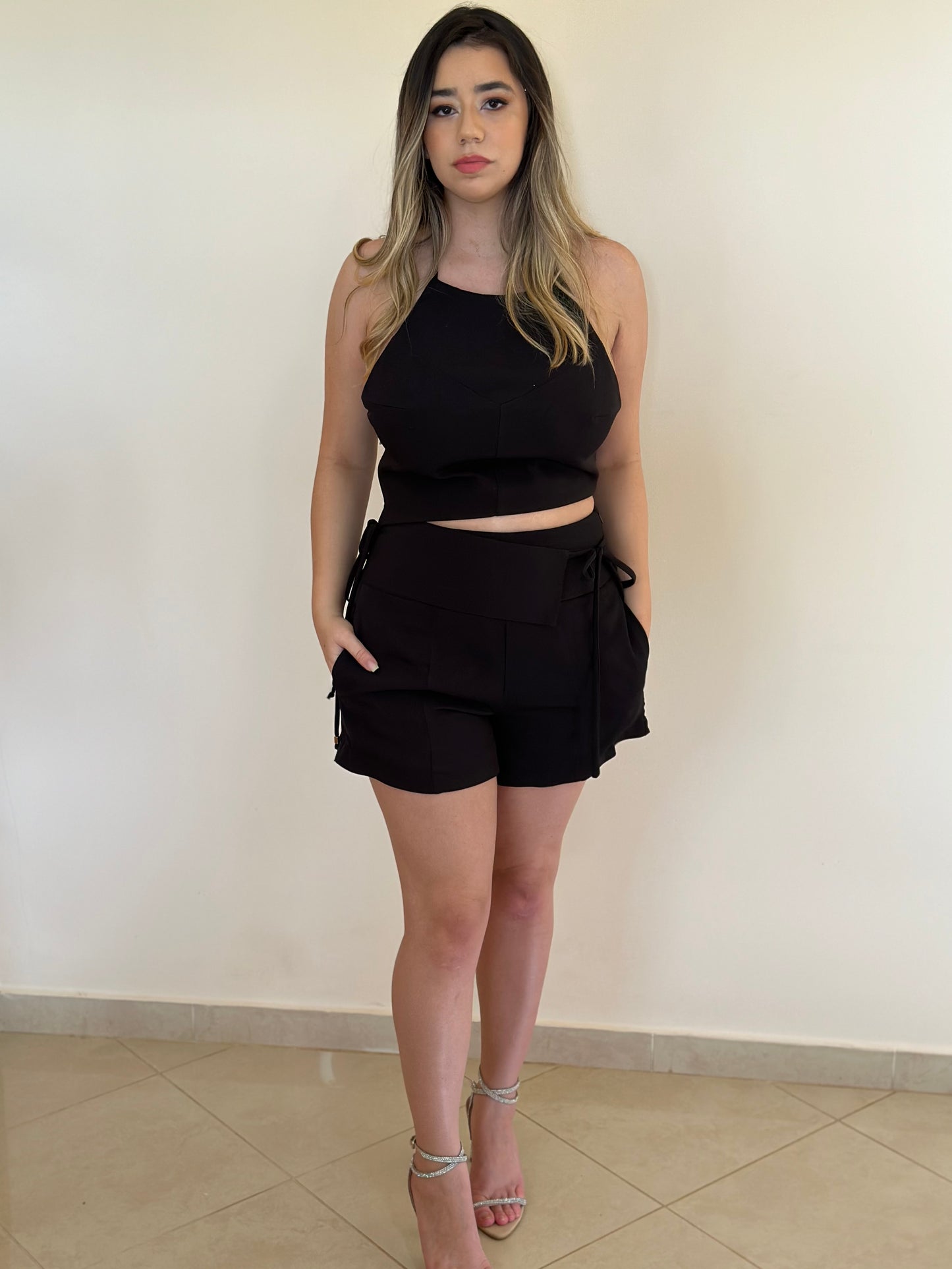 Conjunto top assimétrico e short preto